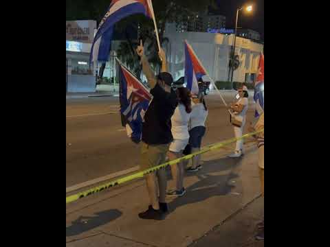 Cubanos se reúnen en el Versailles de Miami para apoyar el 15N en Cuba