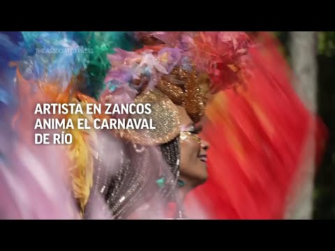 Artista en zancos anima el carnaval de Río