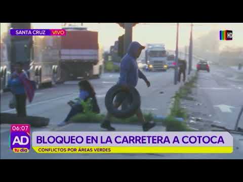 Vecinos bloquean en la carretera a Cotoca
