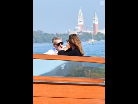 Mostra de Venise 2023 : Carla Bruni et Nicolas Sarkozy enlacés, arrivée très romantique en bateau-
