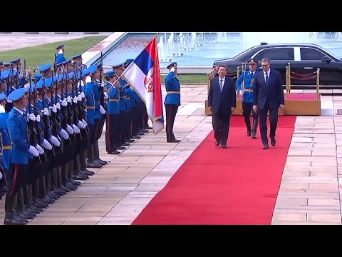 Xi Jinping es recibido por la guardia de honor de Serbia
