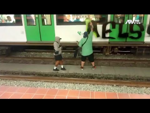 Vándalos pintan con spray vagones del Metro de Lima