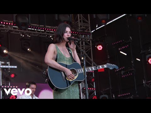 Gracie Abrams - Let It Happen (Jimmy Kimmel Live! 2024)