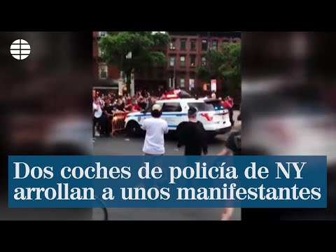 Dos coches del Departamento de Policía de Nueva York arrollan a un grupo de manifestantes