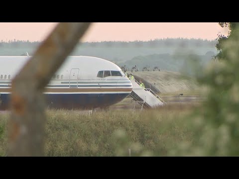 Frenan polémica expulsión de migrantes a Ruanda: avión fue detenido en el último momento