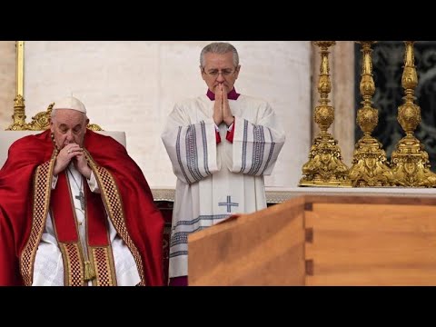 Papa Francisco da su último adiós a Benedicto XVI ante miles de fieles