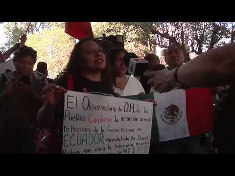 Un grupo de mexicanos protesta frente a embajada de Ecuador