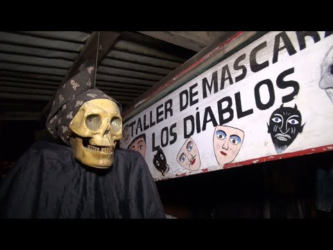 Lester Espinoza artesano del taller de mascaras Los Diablos