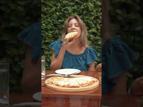 MARITERE REAPARECE Y TE ENSEÑA A COMER PIZZA