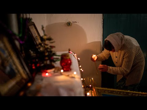 Ukraine : dans le Donbass bombardé, des chrétiens orthodoxes ont célébré Noël sous terre