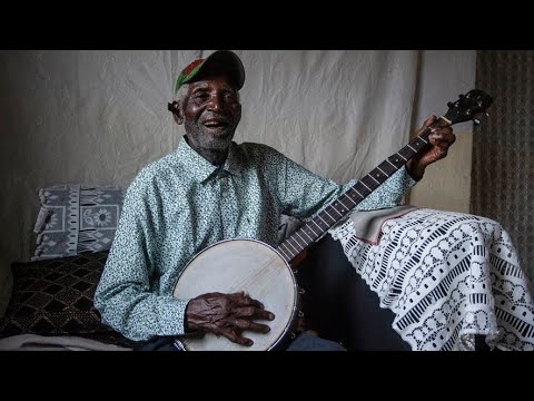 A 92 ans, une légende de la chanson au Malawi enflamme TikTok