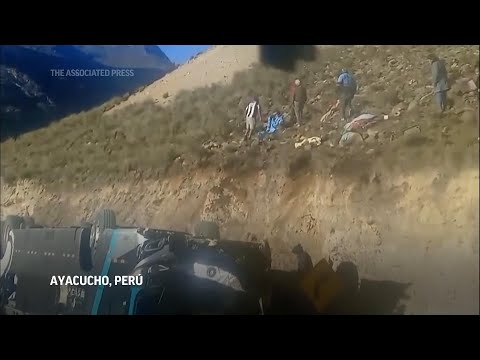 Mueren al menos 13 personas al despistarse autobús en los Andes de Perú