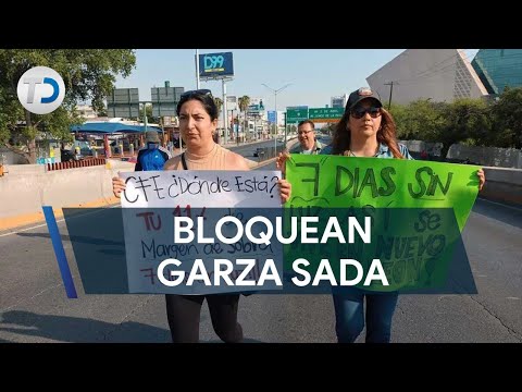 Vecinos bloquean la avenida Garza Sada por falta de energía eléctrica