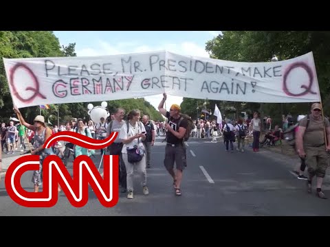 Simpatizantes de QAnon en Berlín: Trump es un ángel y Merkel es hija de Hitler