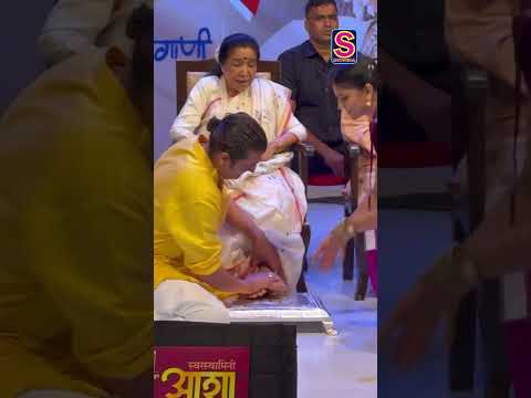 Watch: Sonu Nigam Washes Asha Bhosle's Feet At Her Biography Launch | #trendingshorts | N18S