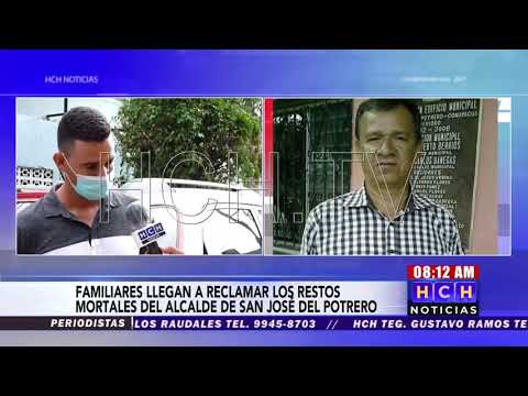 Familiares a la espera de los restos mortales del alcalde de San José del Potrero, Julio Berríos