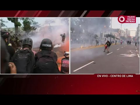 Cercado de Lima: Policías y manifestantes se enfrentan frente al Parque Universitario