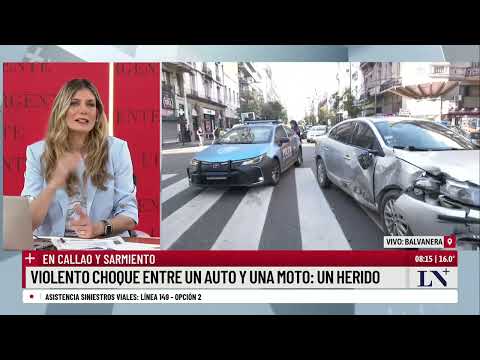 Violento choque entre un auto y una moto en Callao y Sarmiento, hay un herido