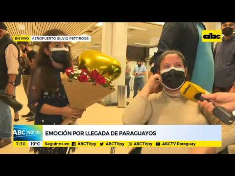Decenas de paraguayos aguardan por sus familiares en el Aeropuerto Silvio Pettirossi