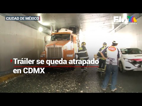 ¡No le calculó! | Caja de tráiler se queda atorada en Viaducto Miguel Alemán. CDMX