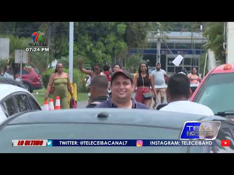 Empleados del Aeropuerto Golosón de La Ceiba, protestan por segundo día por cobro de estacionamiento