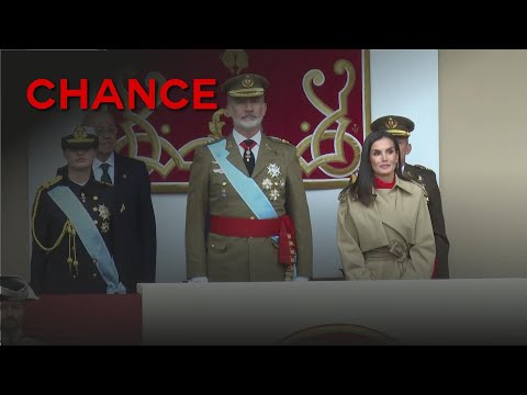 La Reina Letizia combate la lluvia en el desfile con la tendencia más demandada este otoño