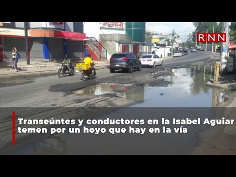 Transeúntes y conductores en la Isabel Aguiar temen por un hoyo que hay en la vía