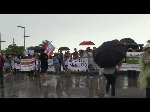 Profesores y estudiantes marchan en defensa de la UPR