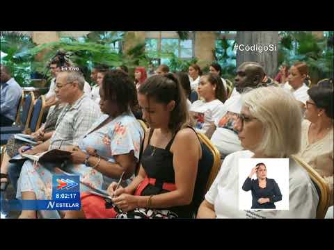 Presidente de Cuba intercambia con Trabajadores Sociales
