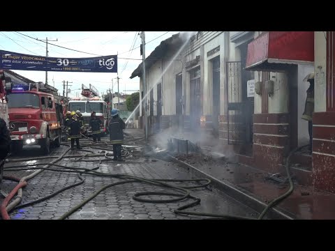 Arrasador incendio destruye dos viviendas en León