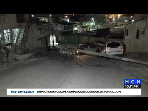Poste de tendido eléctrico colapsa en el barrio Belén de la capital