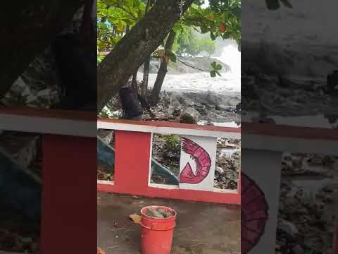 Reportan fuertes oleajes en el 13 de Haina