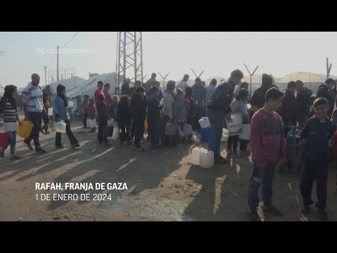 Familia palestina intenta vivir en el abarrotado campo de refugiados de Rafah mientras sigue la guer