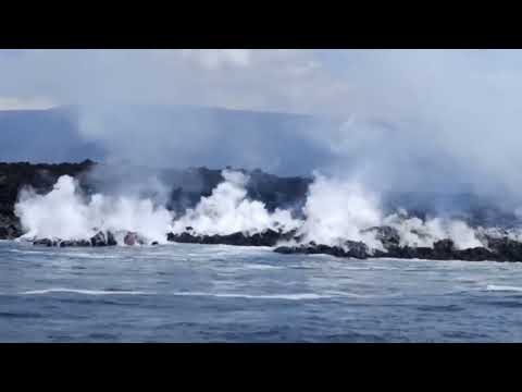 Mira como la lava llega al mar en Galapagos