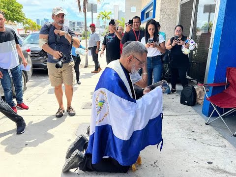 Plantón en consulado de Miami, Padre pide a papa contundencia ante Ortega
