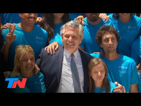 Lanzan la campaña de documentación Verano 2020: Alberto Fernández visitó stands para tramitar DNI