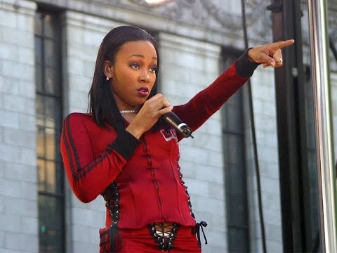 Ne la frappe pas comme ça ! : En plein concert, la chanteuse Monica porte secours à une fan vict