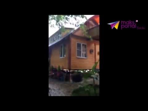 Во время наводнения в Сочи смыло два частных дома (Видео)