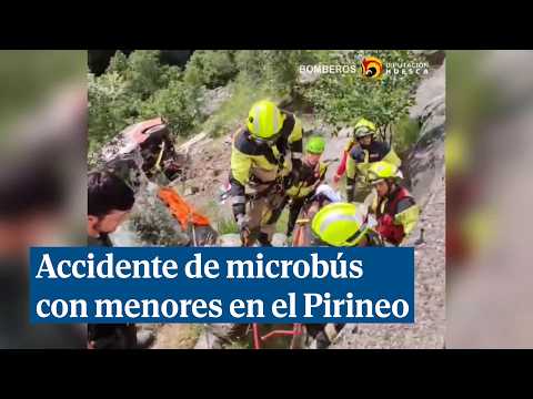 Seis menores heridos, tres de gravedad, tras despeñarse un microbús en el Pirineo