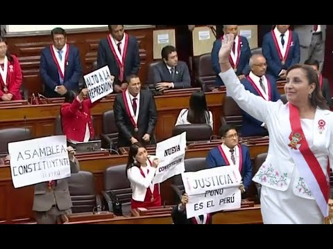 Congresistas reciben a Dina Boluarte con carteles de protesta