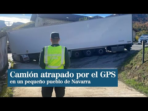 Un camión se queda atrapado por seguir a su GPS en un pequeño pueblo navarro