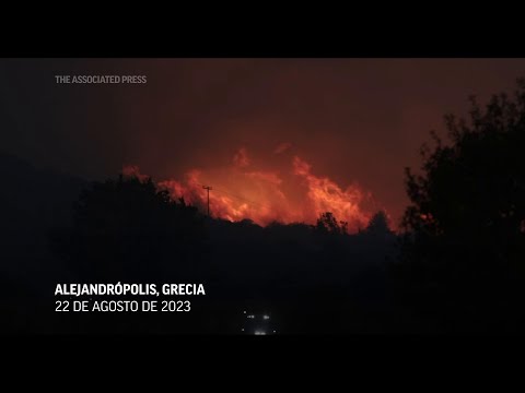 Bomberos siguen luchando contra incendios que han matado a 20 personas en Grecia