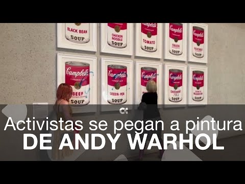 Activistas se pegan a una pintura de Andy Warhol