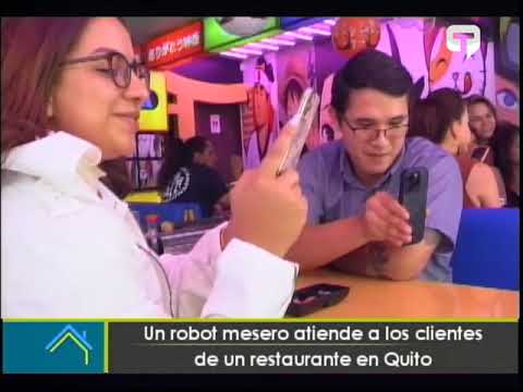 Un robot mesero atiende a los clientes en un restaurante en Quito