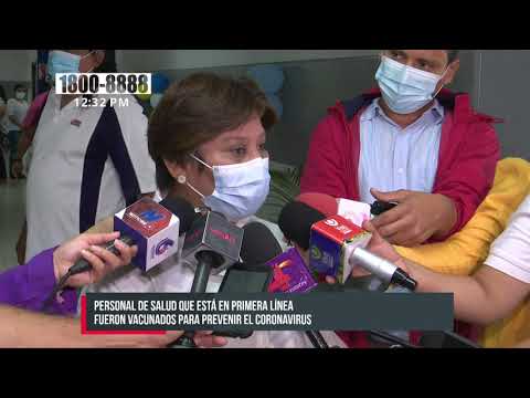Vacunan en Nicaragua a servidores de «batas blancas» de primera línea
