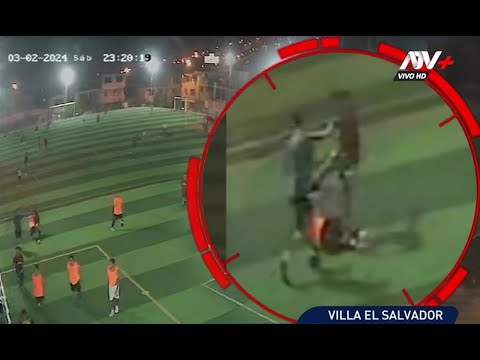 Policía se 'pica' en partido de fútbol y noquea a rival de una patada en la cara