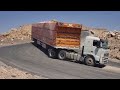 Ciężarówka zjeżdża na niebezpieczną górską drogą
