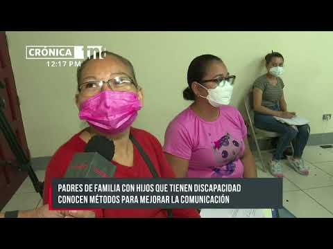 Capacitan a padres de familia en Nicaragua sobre cuido de prótesis auditiva