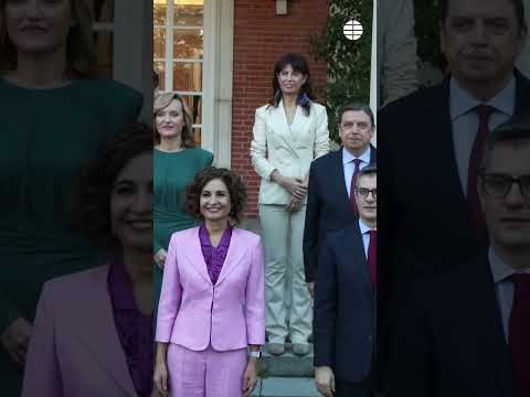 Foto de familia del nuevo #gobierno de Pedro Sánchez antes de su primer Consejo de #ministros