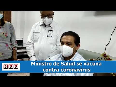 Ministro de Salud se vacuna contra coronavirus